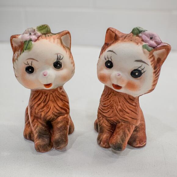 1950's Adorable Porcelain Bisque Pretty Kitties Decor Salt and Pepper Shaker Set - Picture 2 of 8
